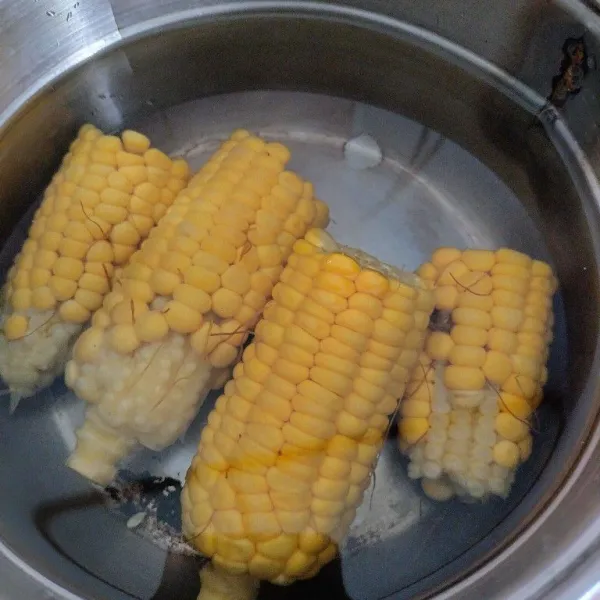Rebus jagung manis hingga matang.