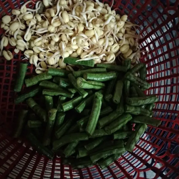 Proses merebus kacang panjang dalam panci