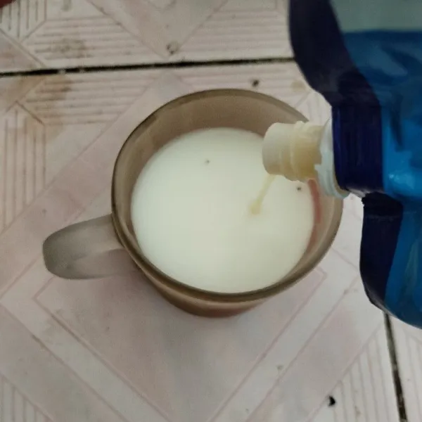 Campur susu cair dan kental manis, aduk rata.