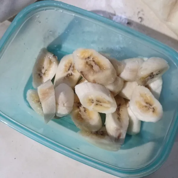 Potong potong pisang sesuai selera, sisihkan.