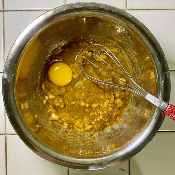 Tambahkan telur, lalu aduk rata.