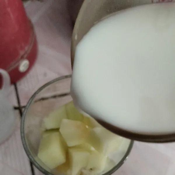 Kemudian tuang campuran susu, terakhir tambahkan chia seed. Udah deh siap di nikmati.