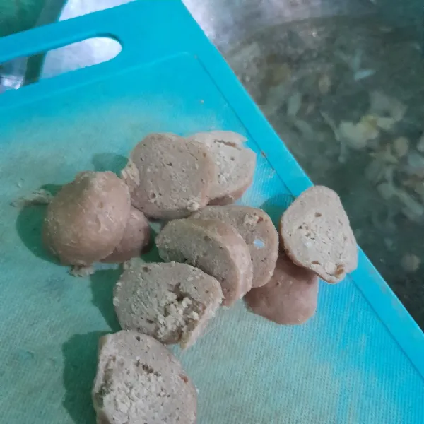 Tambahkan potongan bakso.