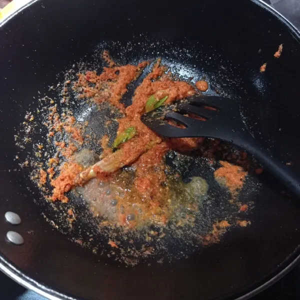 Tumis bumbu halus, daun jeruk, daun kunyit, sereh sampai matang.