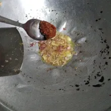 Panaskan minyak, tumis bumbu sampai layu lalu masukkan sambal. Aduk rata.