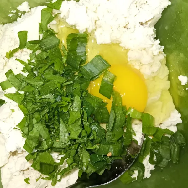 Masukkan telur, daun bawang prei, dan seledri