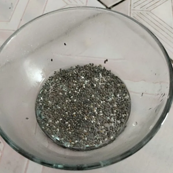 Rendam chia seed dengan air hangat.
