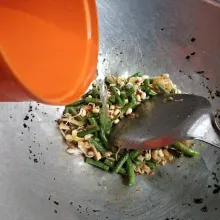 Masukkan air, garam dan kaldu bubuk. Masak sampai sayuran matang. Koreksi rasa.