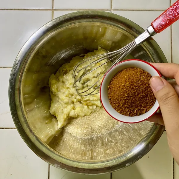 Siapkan wadah, lalu campurkan pisang, gula pasir dan gula palm.