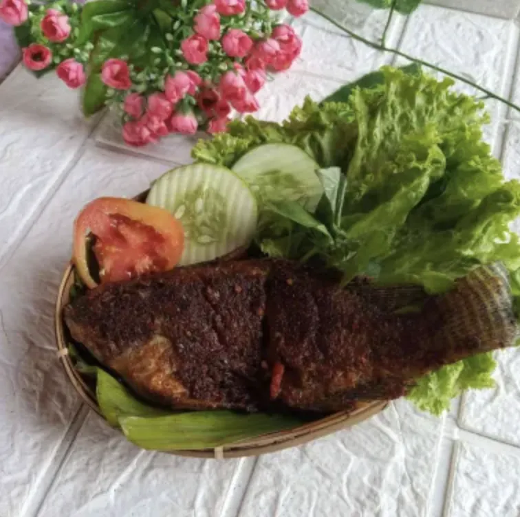 sepiring salah satu makanan khas lombok, taliwang ikan