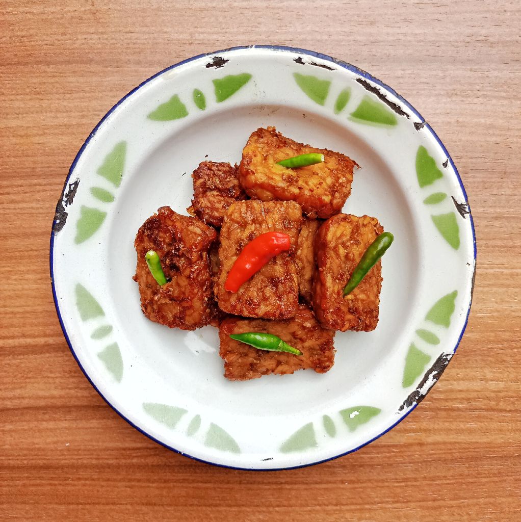 Tempe bacem basah dalam porsi kecil yang sehat dan bergizi