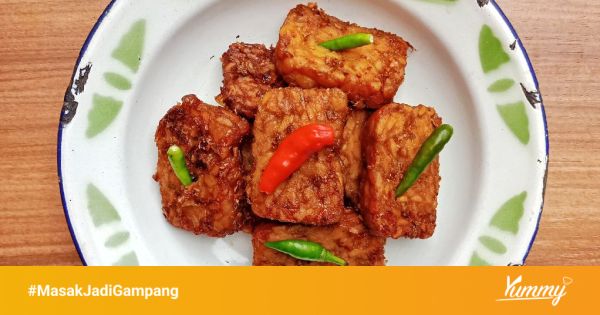 Tempe bacem basah dalam porsi kecil yang sehat dan bergizi