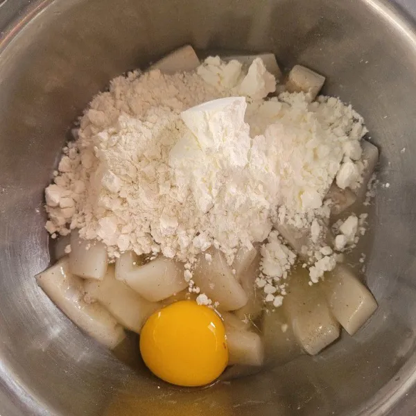 Masukkan telur, tepung terigu, dan maizena kemudian aduk hingga tercampur rata.