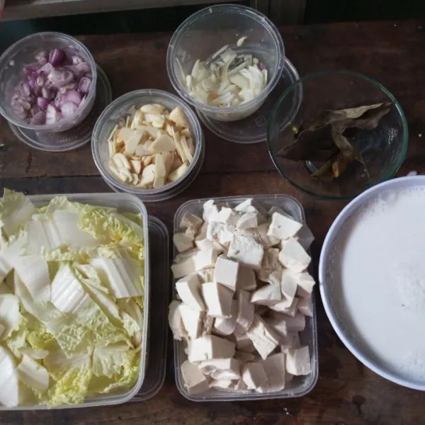 Siapkan bahan bahan yang sudah di potong, larutkan santan dengan 600-800ml air  matang hangat dahulu agar tidak pecah saat memasak.