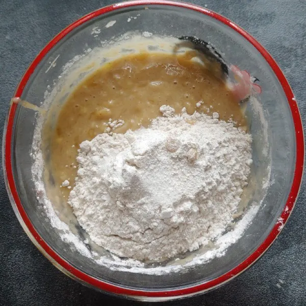 Masukan tepung terigu secara bertahap, aduk sampai semua bahan tercampur dengan rata.
