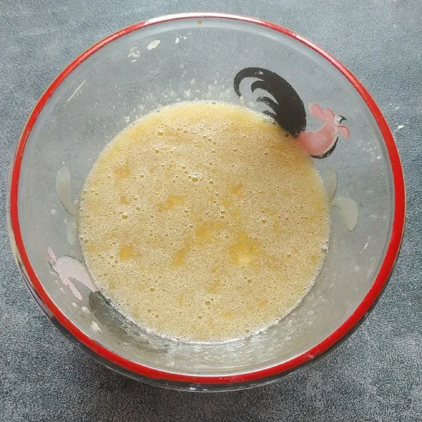 Kocok telur dan gula sampai berbusa dan larut menggunakan wishk. Masukkan pisang dan minyak, aduk sampai tercampur rata.