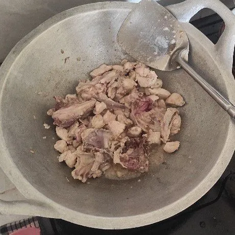Masukan potongan daging ayam dan tulangnya, masak sampai berubah warna.