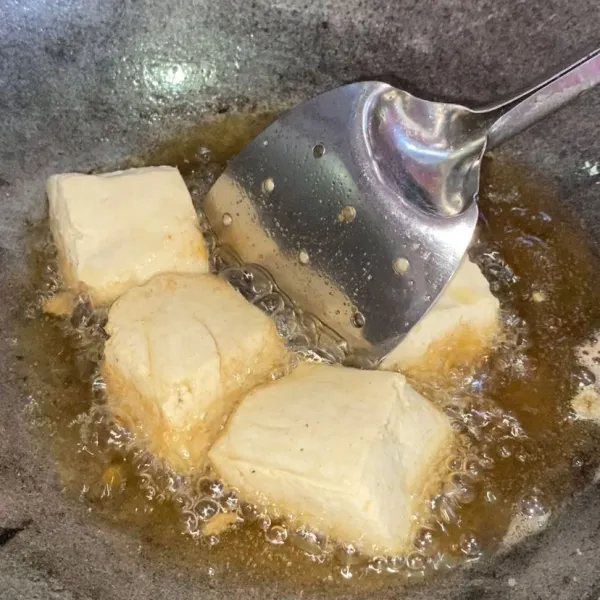 Sambil nunggu sayurnya di rebus, goreng tahu dulu