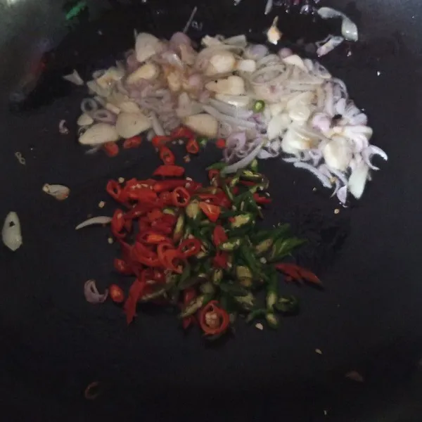 Panaskan sedikit minyak, tumis bawang putih, bawang merah, bawang bombay, dan semua cabe hingga sedikit layu dan wangi.