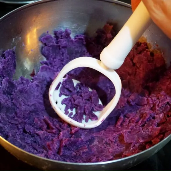 Tumbuk ubi ungu yang telah dikukus sampai halus.