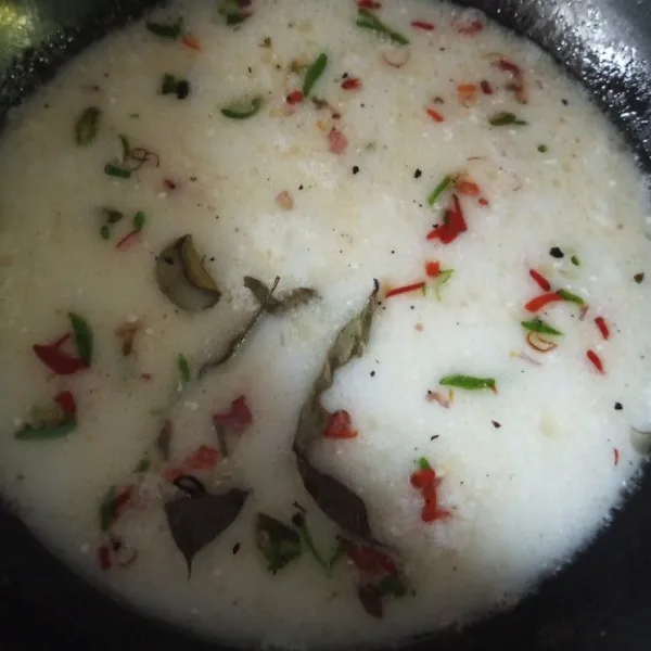 masukan santan yg dilarutkan , lengkuas, daun salam, sampai agak panas.