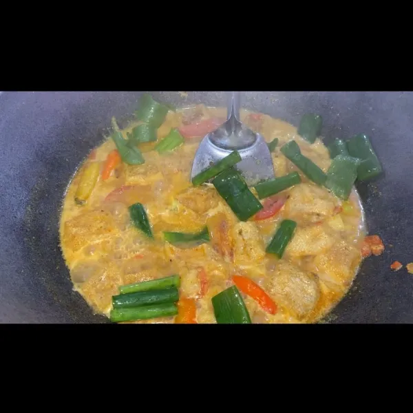 Terakhir masukkan tomat dan daun bawang.