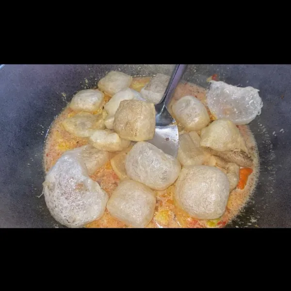 Tambahkan kentang dan kereceknya.