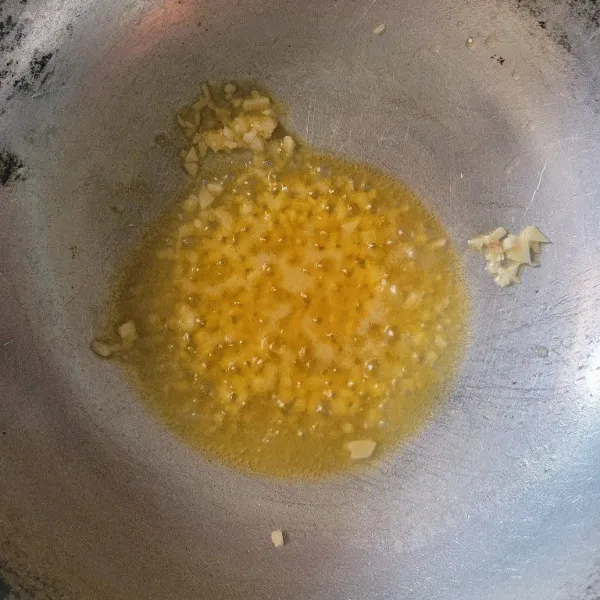 Tumis bawang putih cincang dengan mentega hingga kecoklatan.