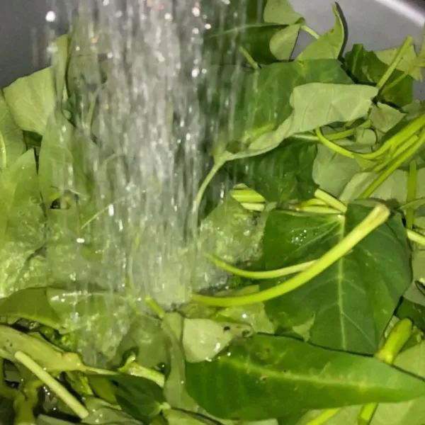 Cuci kangkung dan daun so(melinjo)
