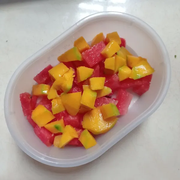 Potong-potong semangka dan mangga sesuai selera