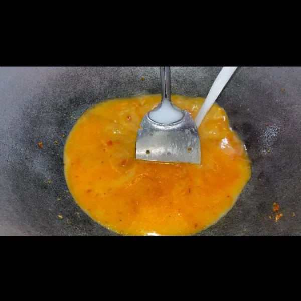 Tambahkan air dan santan.