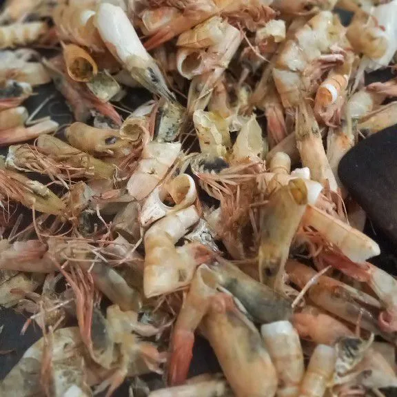 Sangrai kulit udang hingga teksturnya kering dan ringan.