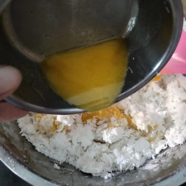 Masukkan margarin cair, aduk rata.