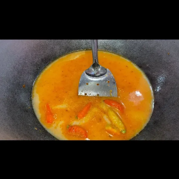 Masukkan cabe rawit, penyedap rasa dan gula secukupnya.