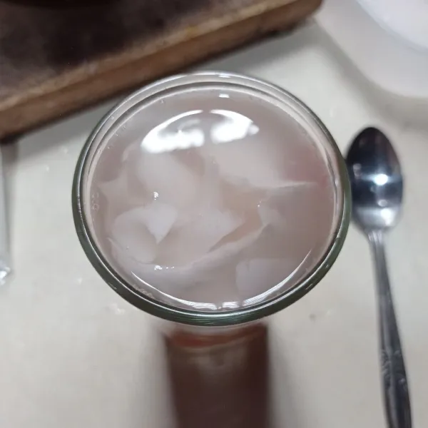 Masukkan simpel sirup, daging kelapa muda, dan air kelapa muda
