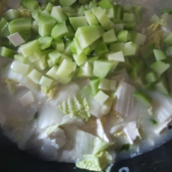 campurkan labu siam yang sudah di potong dadu, tambahkan bumbu-bumbu :  garam, penyedap, kaldu bubuk, gula jawa, gula pasir campur hingga merata, tunggu hingga matang (mendidih) koreksi rasa.