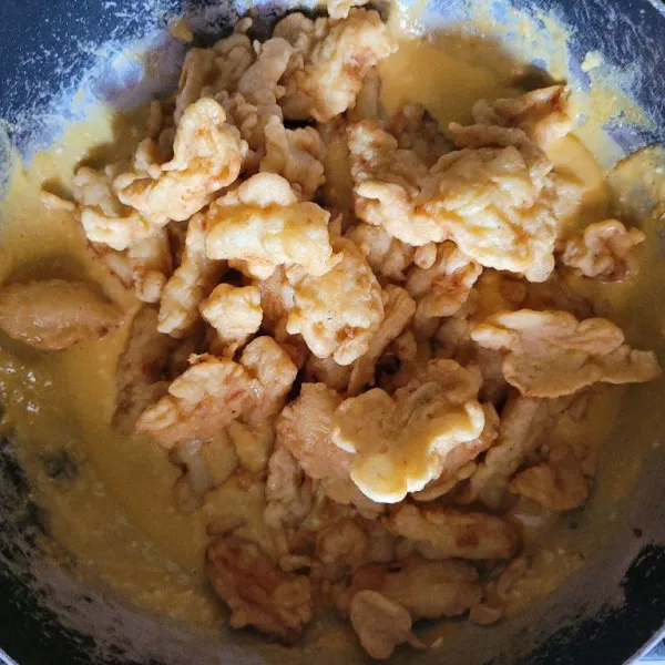 Masukkan cumi kedalam telur asin dan aduk hingga seluruh permukaan terbaluri saus telur asin, dan siap dihidangkan.