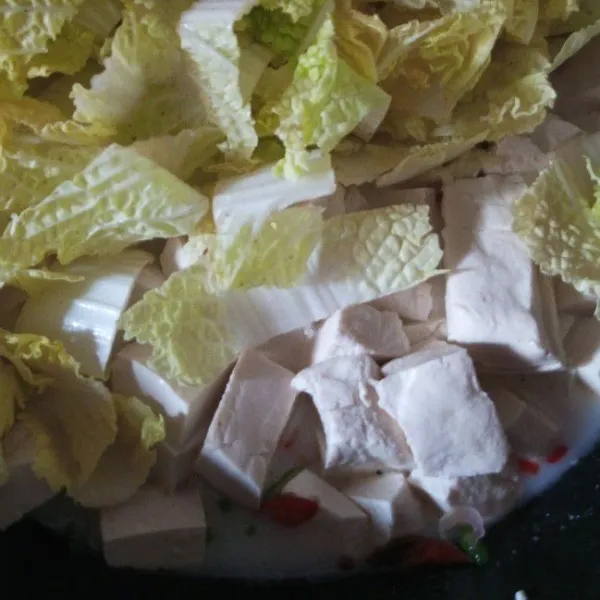 masukan tahu putih yang sudah di potong serta sawi putih yang sudah dipotong juga, pastikan larutan santai cukup dan tidak kurang.