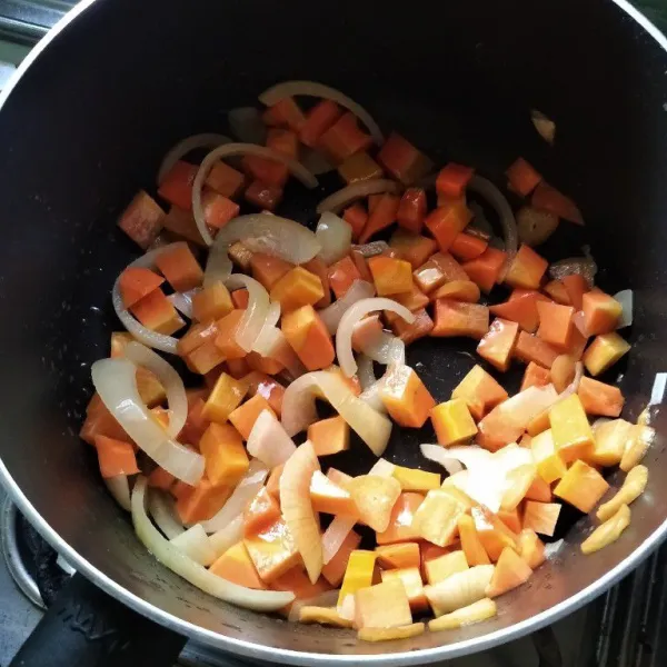 Tumis bawang bombay dan bawang putih hingga harum. Masukkan wortel. Aduk rata.