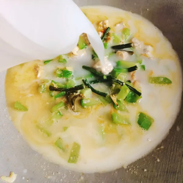 Masukan semua santan,masukan bumbu penyedap,garam,gula