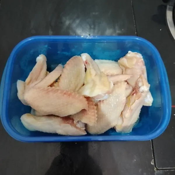 Potong sayap ayam menjadi 2 bagian. Lalu cuci bersih. Beri air perasan jeruk nipis, remas perlahan,dan cuci kembali hingga bersih.