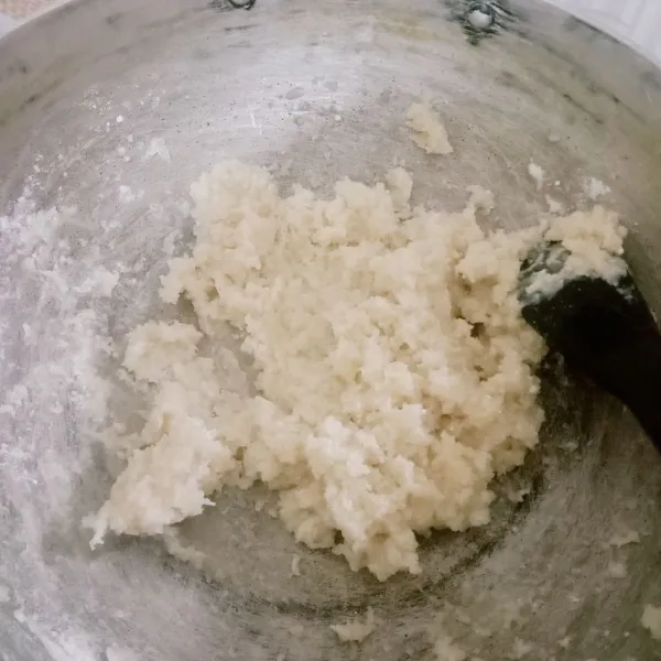 Setelah mendidih masukkan tepung terigu aduk sampai tercampur merata.