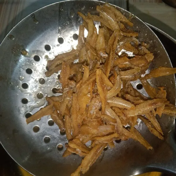 Goreng teri sampai kecoklatan.