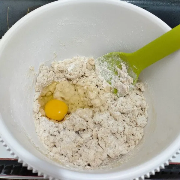 Masukkan dalam wadah, tepung terigu dan garam, lalu aduk rata. Tambahkan bahan cair, masukkan perlahan lalu aduk hingga rata. Tambahkan telur, lalu aduk hingga rata kembali