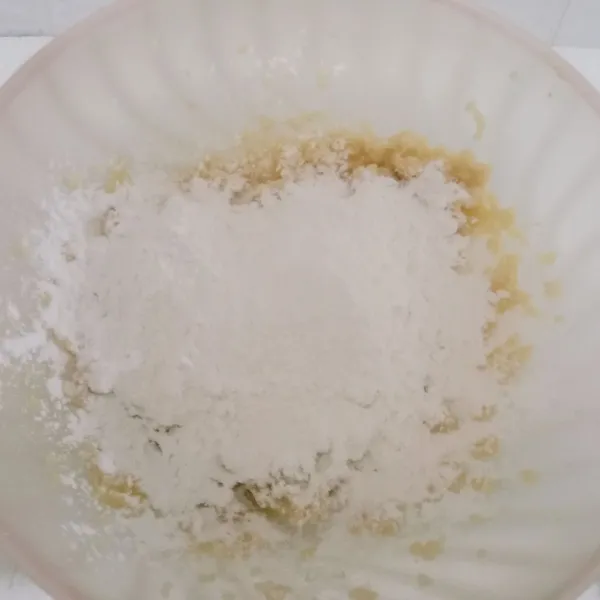 Lalu, masukkan tepung tapioka dan uleni sampai tercampur merata.