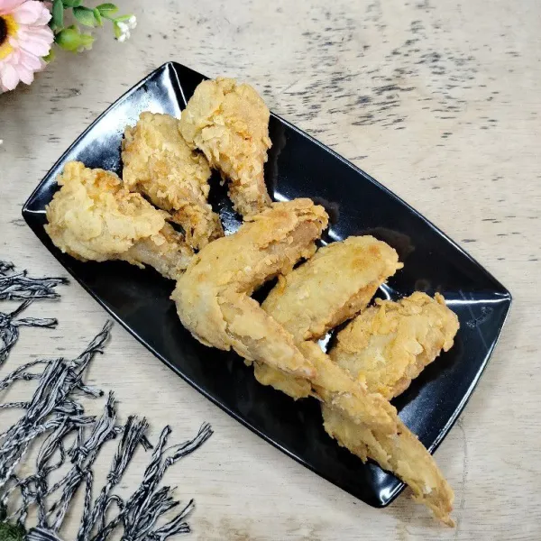 Pindahkan ayam krispi ke dalam piring dan sajikan hangat.