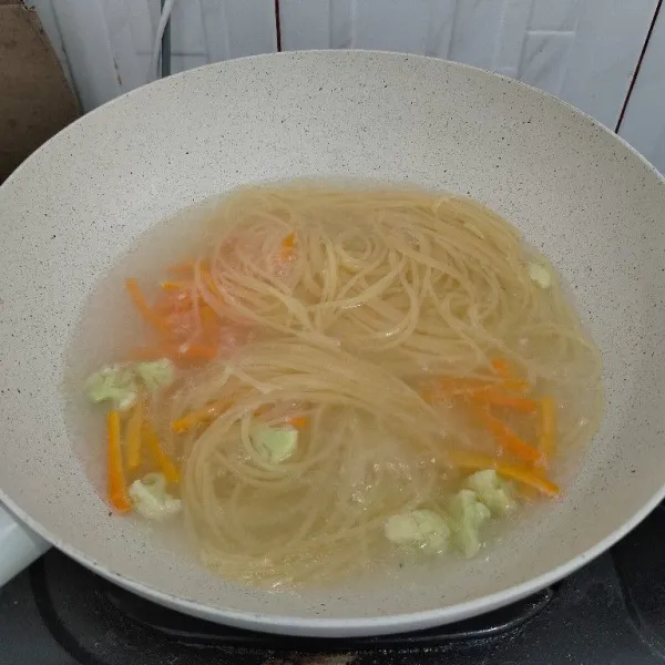 Rebus spaghetti, wortel, dan kembang kol sampai matang, beri air rebusan sedikit minyak.