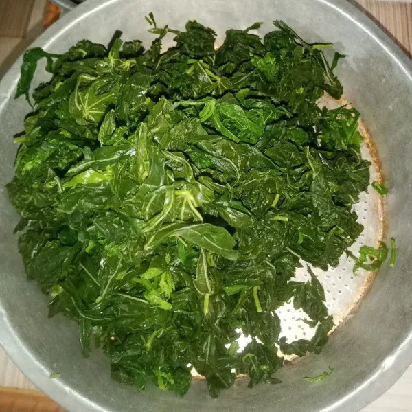 Rebus daun ubi sampai lembut dan potong-potong.