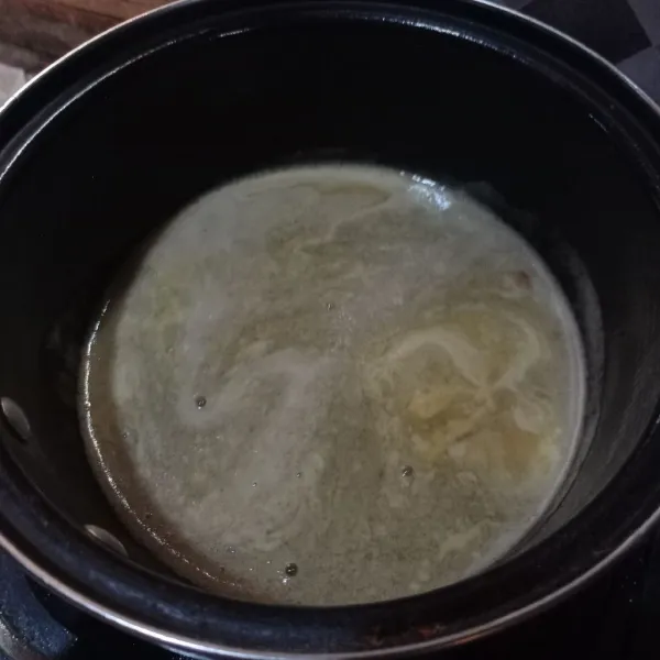 Masukkan jelly bubuk, air, dan gula pasir ke dalam panci, lalu rebus sampai mendidih
