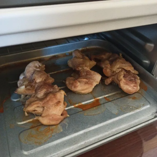 Panggang ayam, dengan suhu 200 derajat selama 30 menit (tergantung ketebalan ayam dan oven yang dipakai).